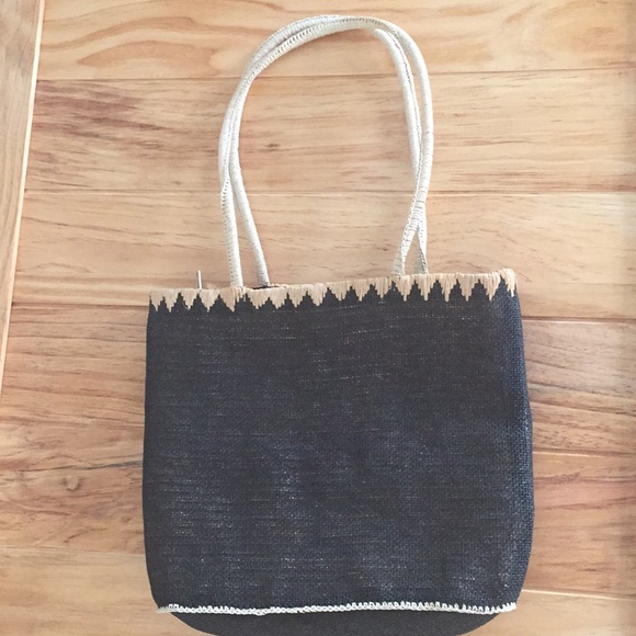 SUN 'N' SAND Weaved Tote/ShoulderBag Black and Tan - Picture 2 of 8